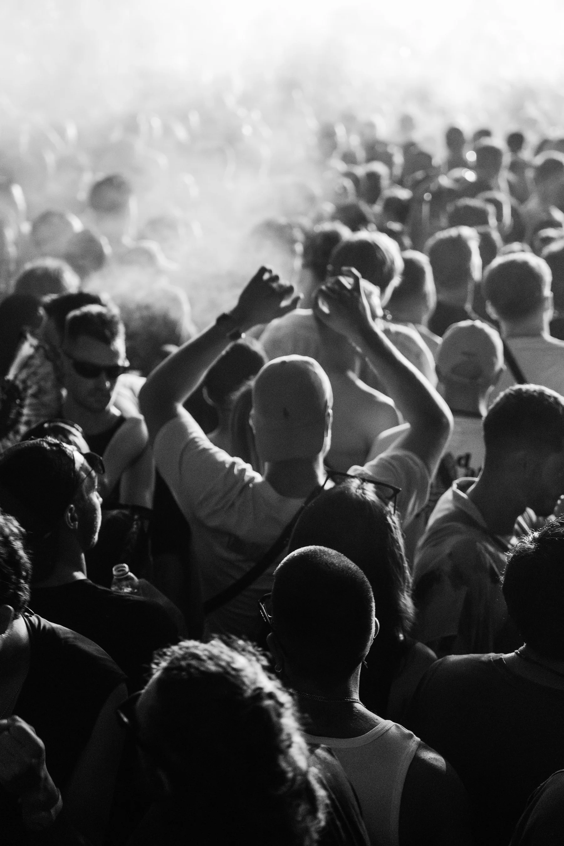 Multitud reunida en un festival, fotografiada en blanco y negro por Noland Live.